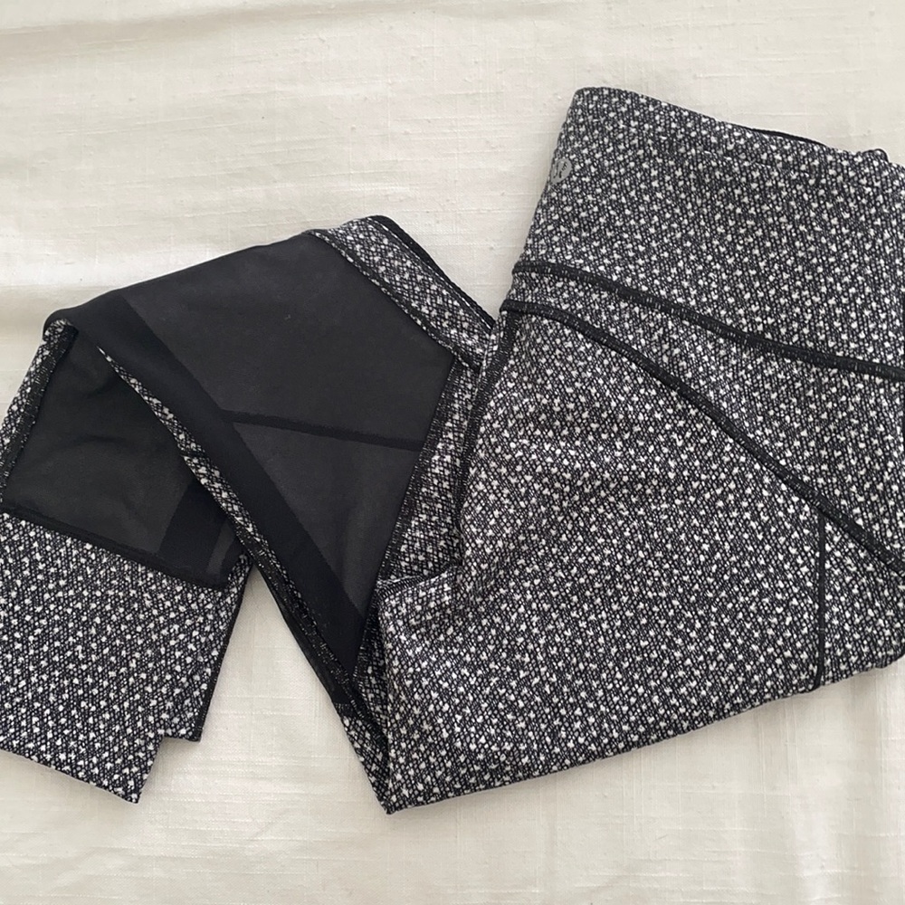 Lululemon Hit-it High Rise Pant in Size 6